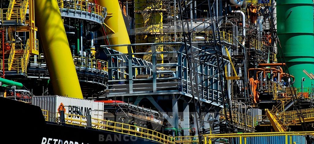 Sistemas de tubulação em instalação industrial offshore